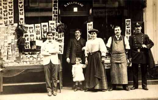 Family by Store Real Photo France